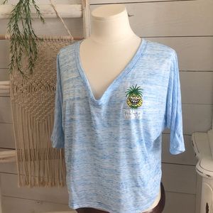 🌿NWOT. Pineapple Willys v-neck top.